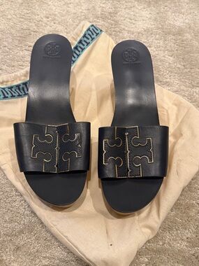 Tory Burch Black Leather Logo Slide Sandals with Contrast Stitching. Size 9